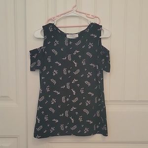 Adorable, peekaboo short-sleeve shirt
